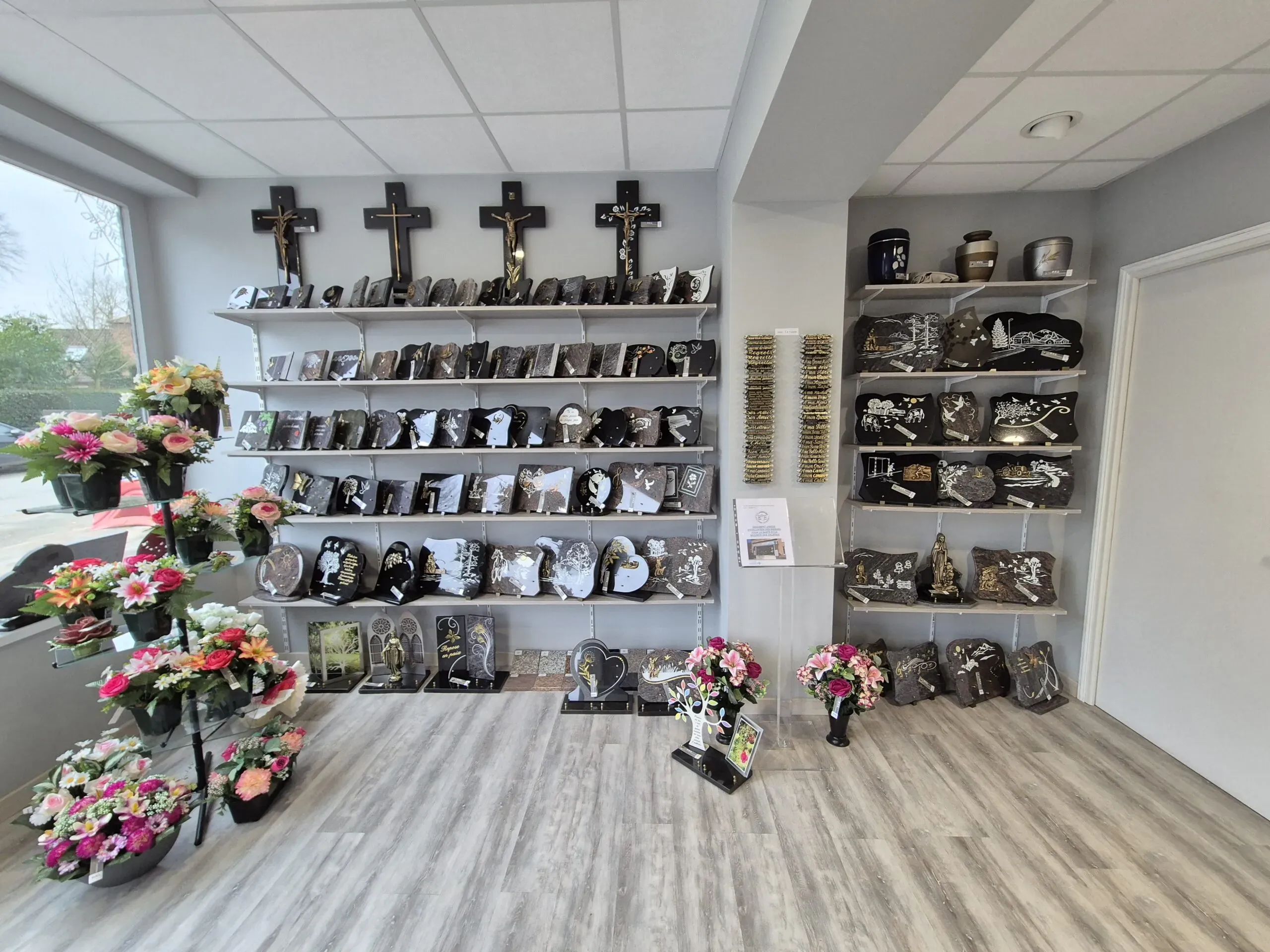 Magasin d'articles funéraires proposant plaques et fleurs artificielles.