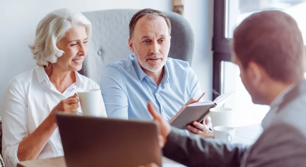 Couple senior en rendez-vous de prévoyance avec un conseiller.